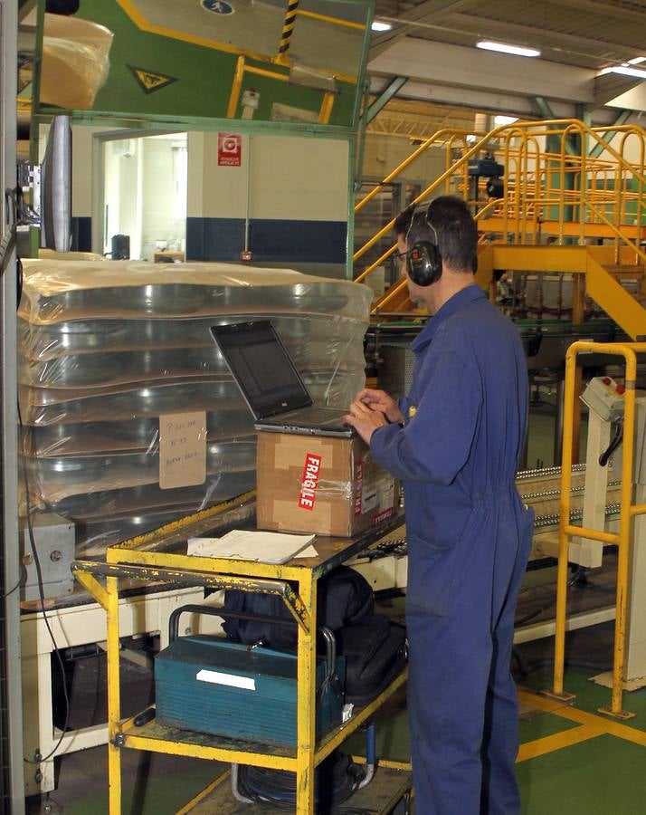 Tomás Villanueva y Silvia Clemente visitan las instalaciones de la fábrica SGD-La Granja Vidriería