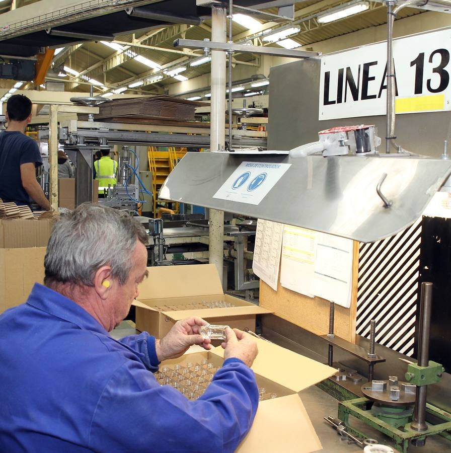 Tomás Villanueva y Silvia Clemente visitan las instalaciones de la fábrica SGD-La Granja Vidriería