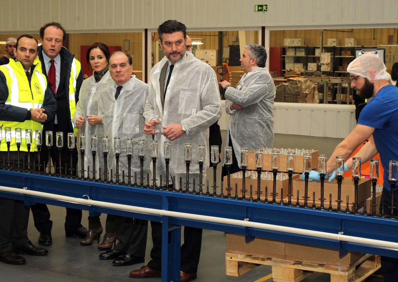Tomás Villanueva y Silvia Clemente visitan las instalaciones de la fábrica SGD-La Granja Vidriería