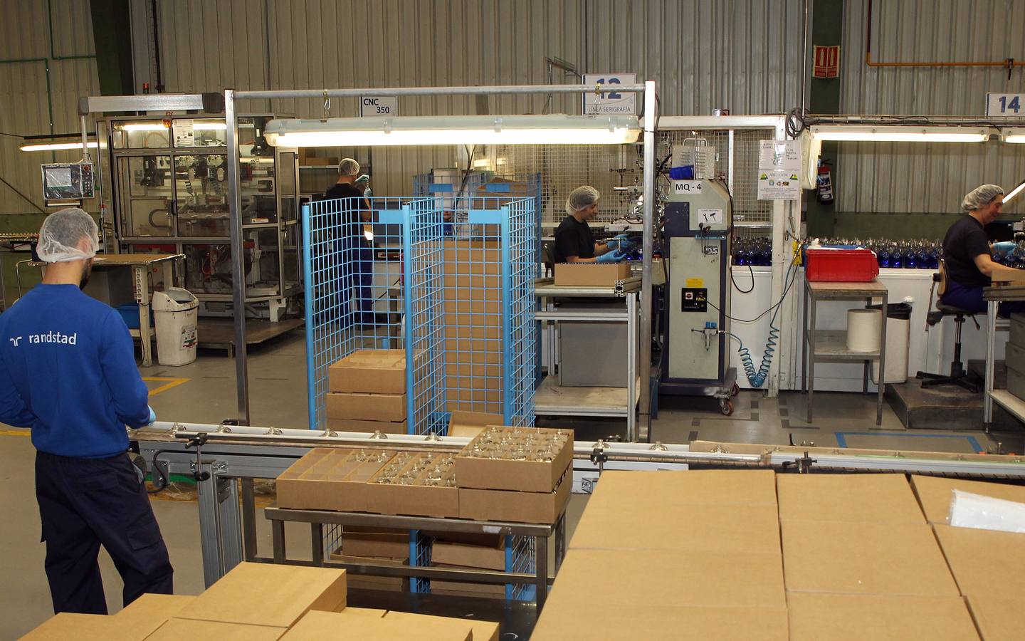 Tomás Villanueva y Silvia Clemente visitan las instalaciones de la fábrica SGD-La Granja Vidriería