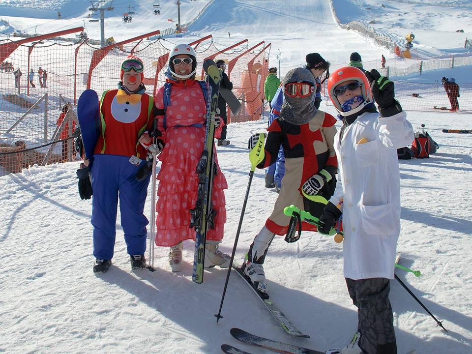 Los disfraces llegaron hasta la estación de esquí La Covatilla.