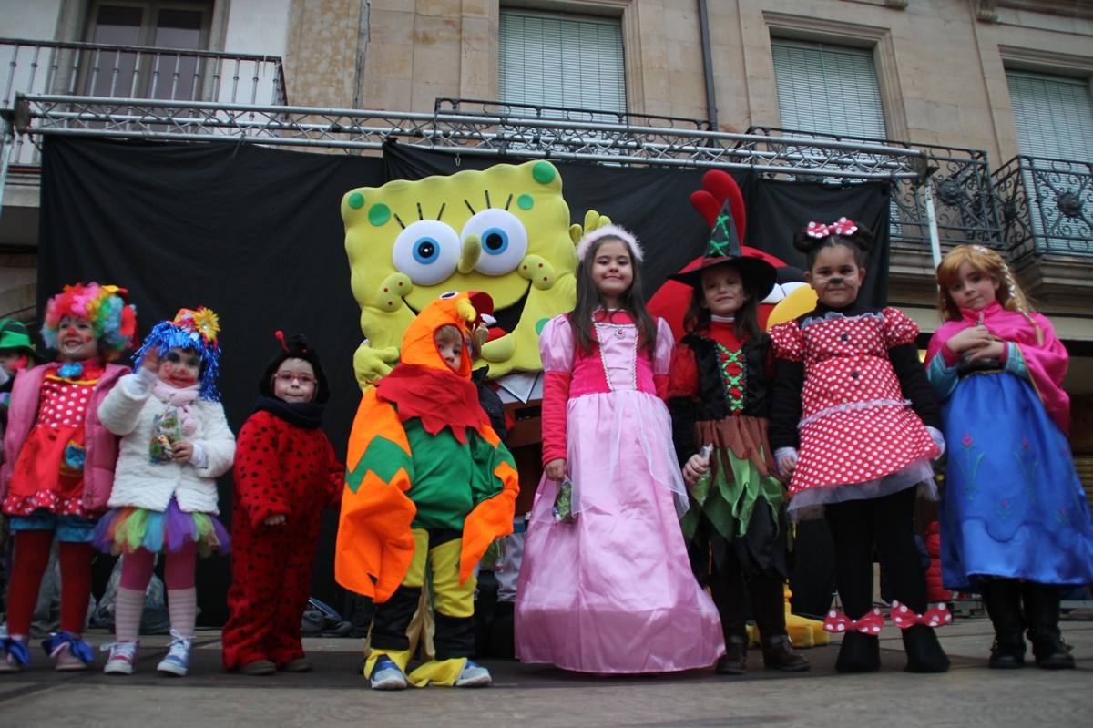 Personajes de ficción acompañaron ayer a los niños de Alba de Tormes.