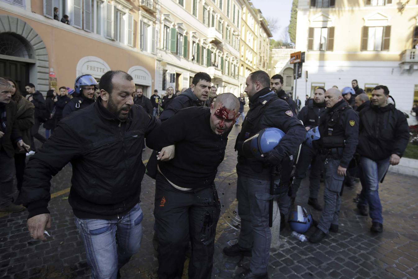 Hinchas del Feyenoord provocan graves disturbios en Roma