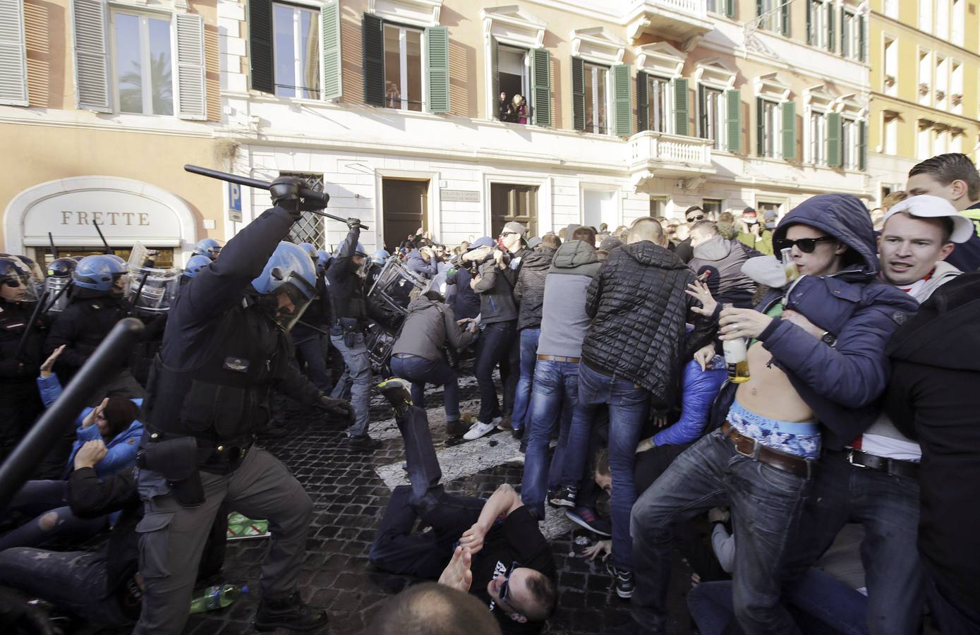 Hinchas del Feyenoord provocan graves disturbios en Roma