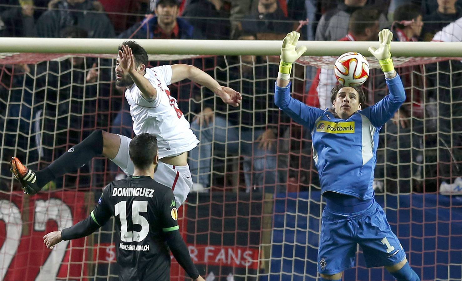 El campeón Sevilla sufre para ganar al Moenchengladbach