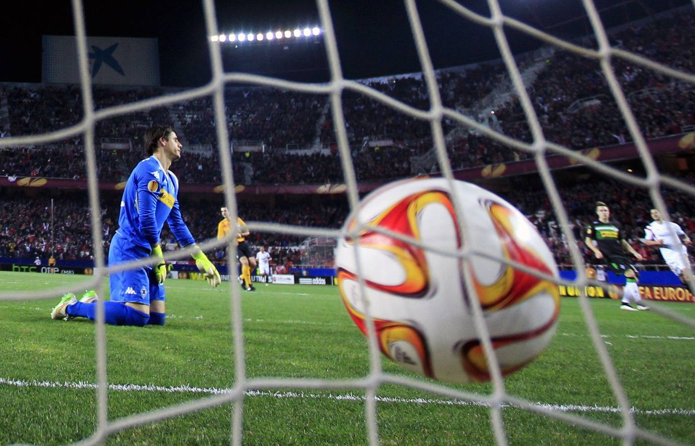 El campeón Sevilla sufre para ganar al Moenchengladbach