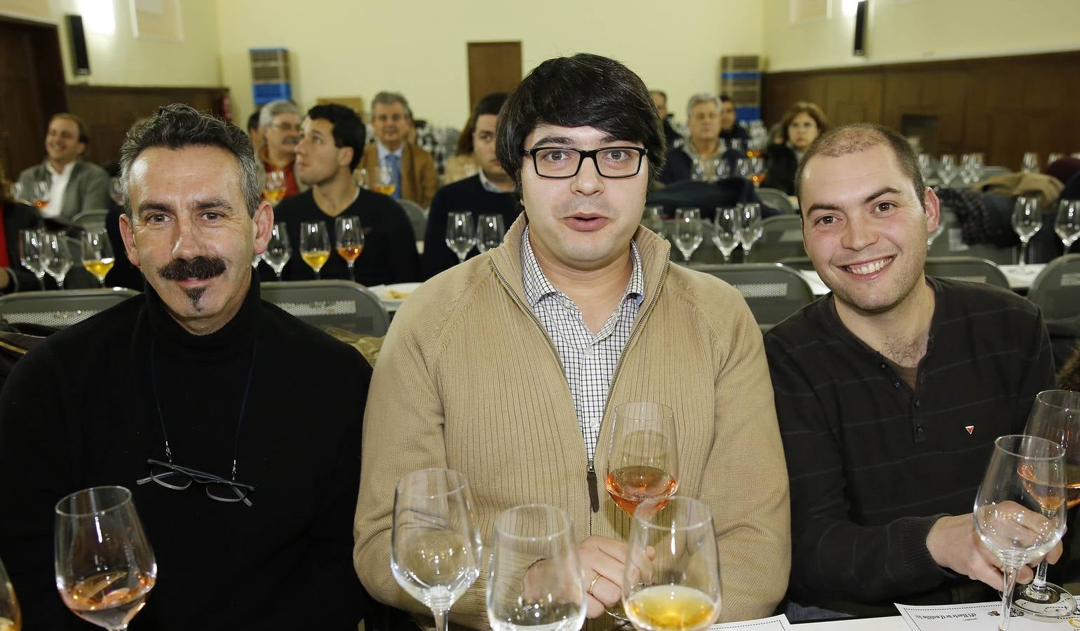 Fernando Sánchez y Marcos Martín, de la Asociación Vinos de Cebreros, y Jorge Nieto, de Izquierda Unida de Ávila.