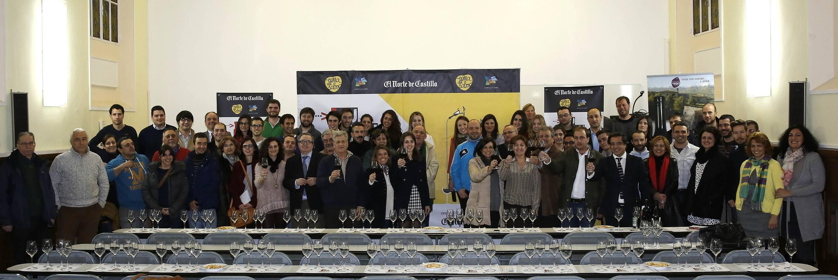 Los asistentes y los participantes en la octava jornada de Juventud DiVino Tesoro, que organiza El Norte de Castilla con el patrocinio de Tierra de Sabor, posan ayer, antes del inicio de la mesa redonda y de la cata, en las instalaciones de la Universidad Católica de Ávila, en la capital abulense.