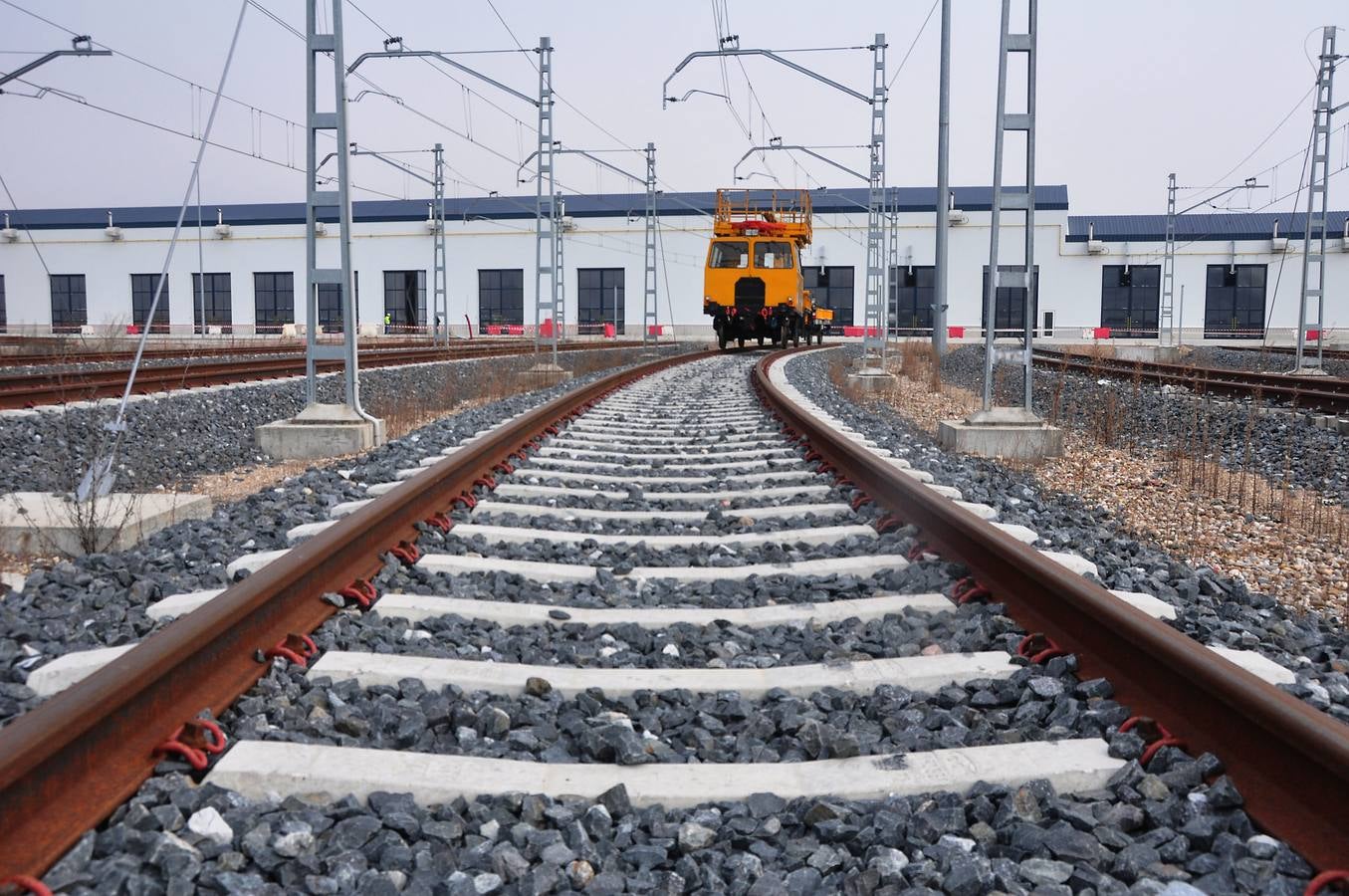 León de la Riva visita los nuevos talleres de Renfe en Valladolid