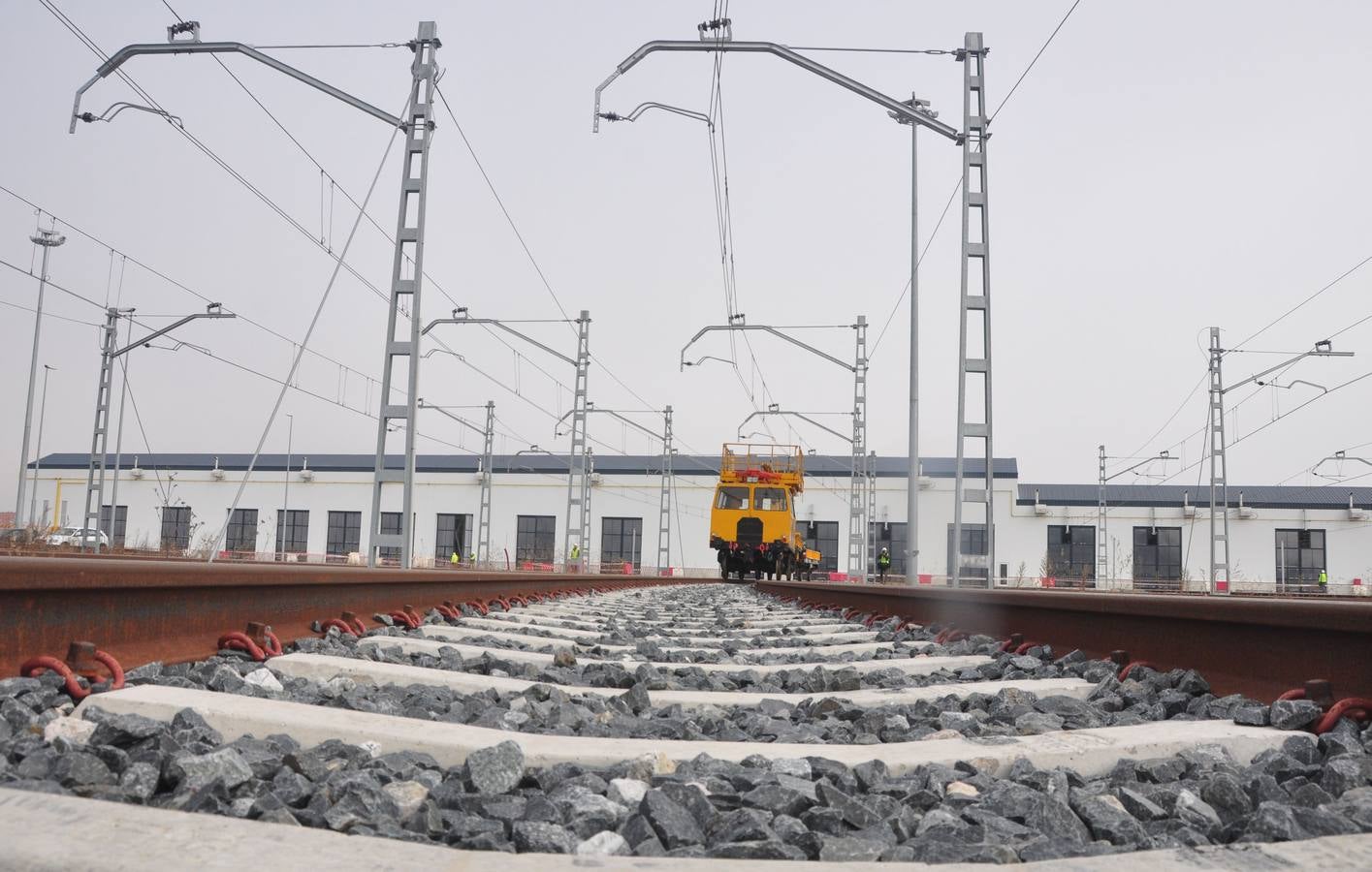 León de la Riva visita los nuevos talleres de Renfe en Valladolid