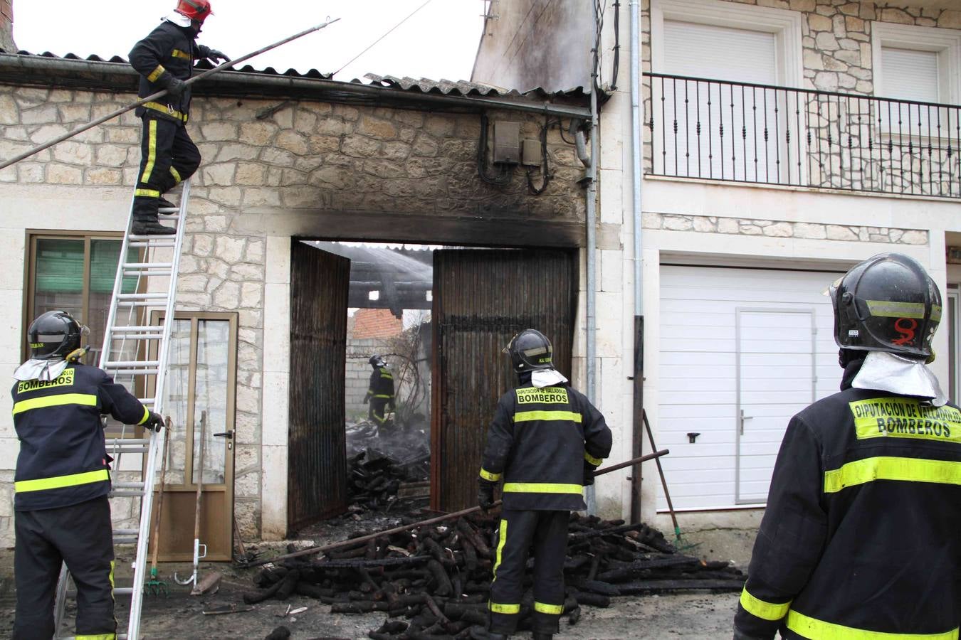 Un incendio destruye una vivienda en Campaspero (Valladolid)