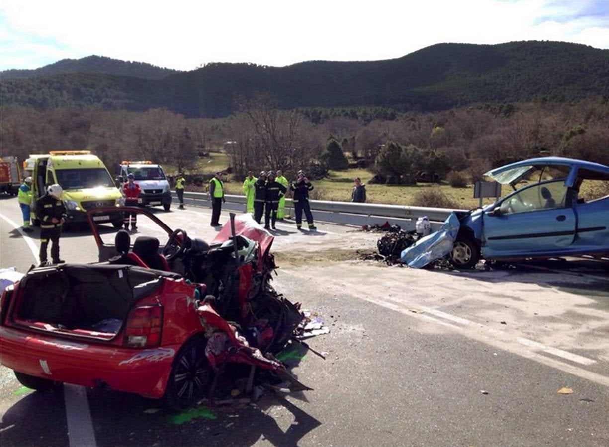 Cinco fallecidos en el choque frontal de dos vehículos en El Tiemblo (Ávila)