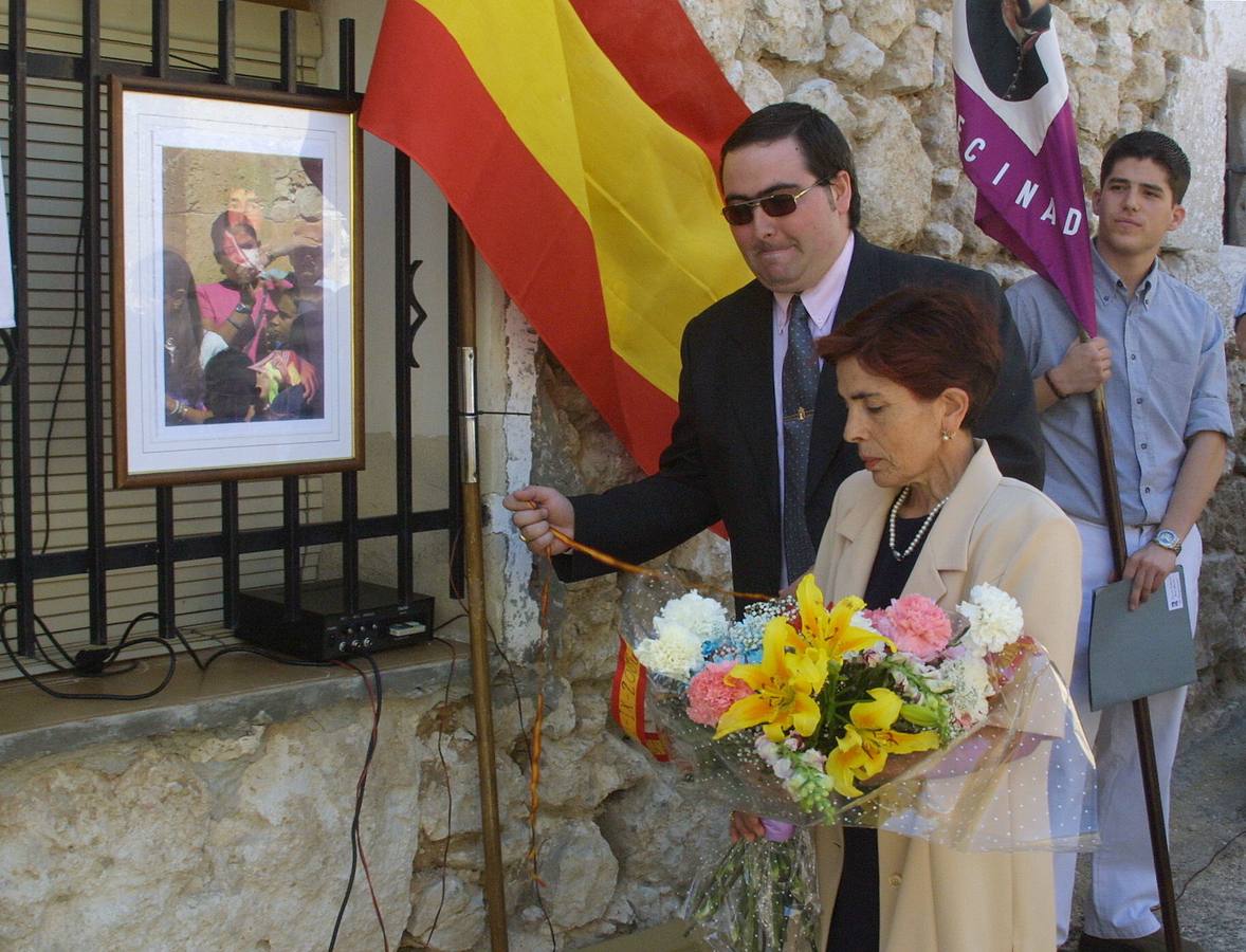 01.09.02 La teniente alcalde de Castrillo de Duero, Dolores Rodríguez, realiza la ofrenda florar ante la casa de 'El Empecinado'.