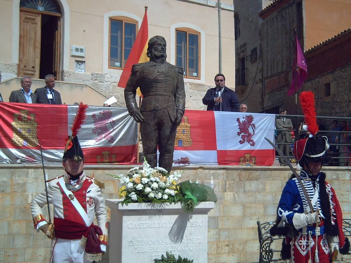 10.09.06 Mikel Buesa habla, al fondo, durante el homenaje a El Empecinado en Castrillo de Duero en el 231 aniversario de su nacimiento.