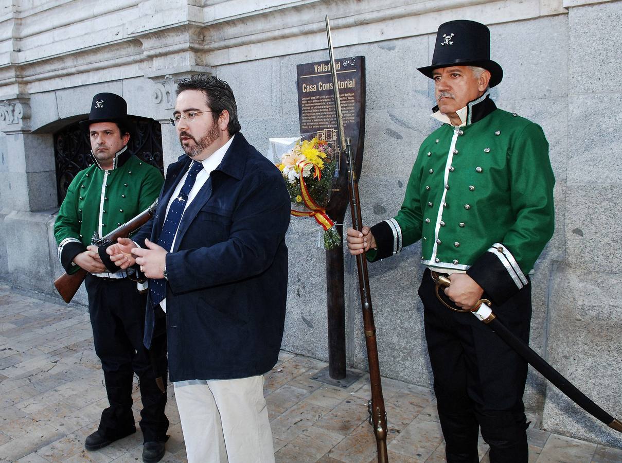 01.05.08 El presidente del Círculo Cutural Juan Martín Díez 'El Empecinado', Ignacio Moratinos (c), flanqueado por Velázquez y Rebollo, durante el homenaje a los 'héroes anónimos' de la Guerra de la Independencia, en la Plaza Mayor de Valladolid.