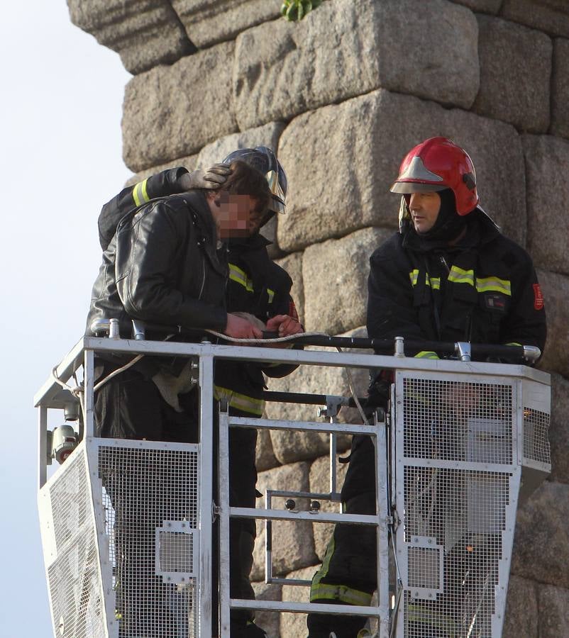 Los bomberos rescatan a un hombre de lo alto del Acueducto de Segovia