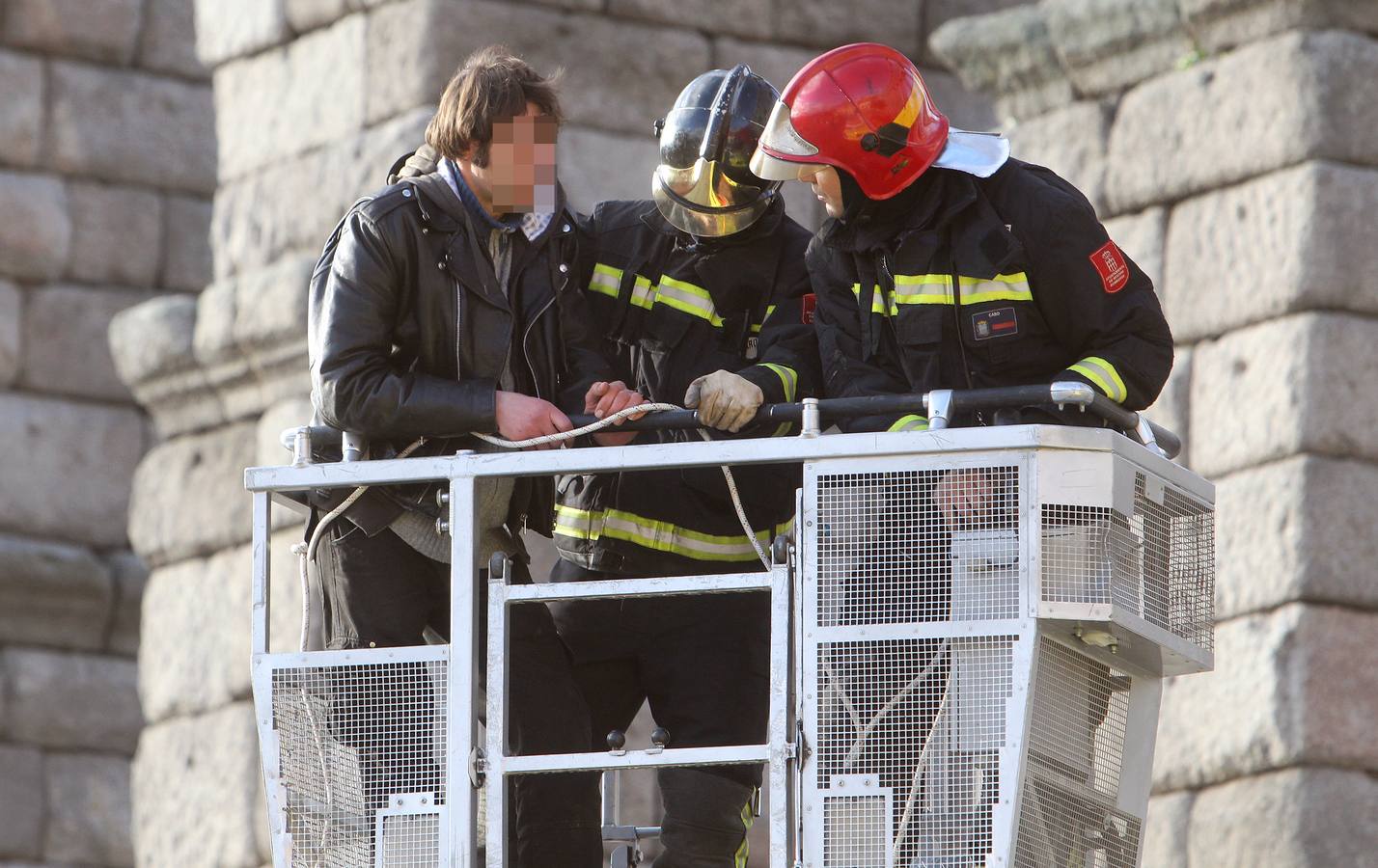 Los bomberos rescatan a un hombre de lo alto del Acueducto de Segovia