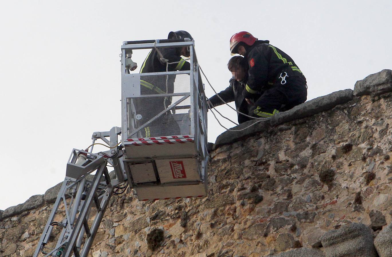Los bomberos rescatan a un hombre de lo alto del Acueducto de Segovia