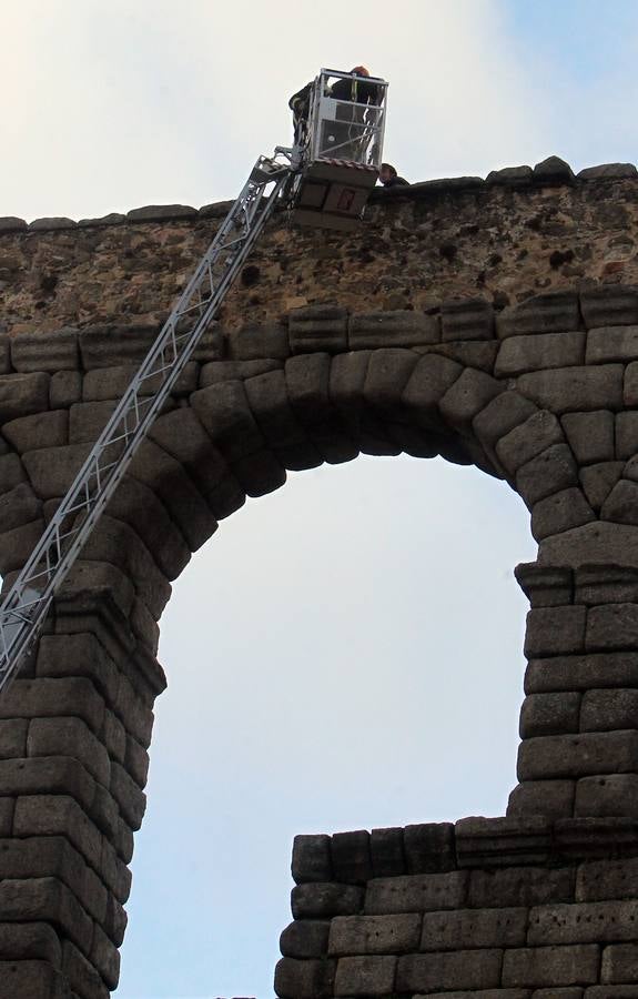 Los bomberos rescatan a un hombre de lo alto del Acueducto de Segovia
