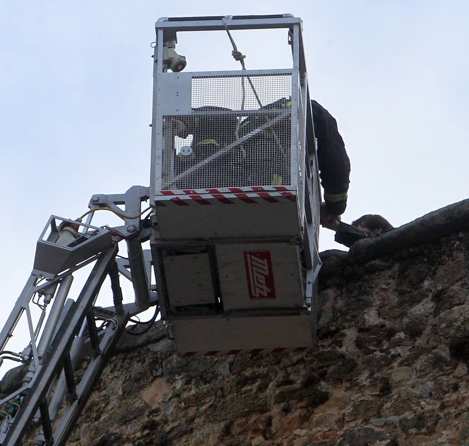 Los bomberos rescatan a un hombre de lo alto del Acueducto de Segovia