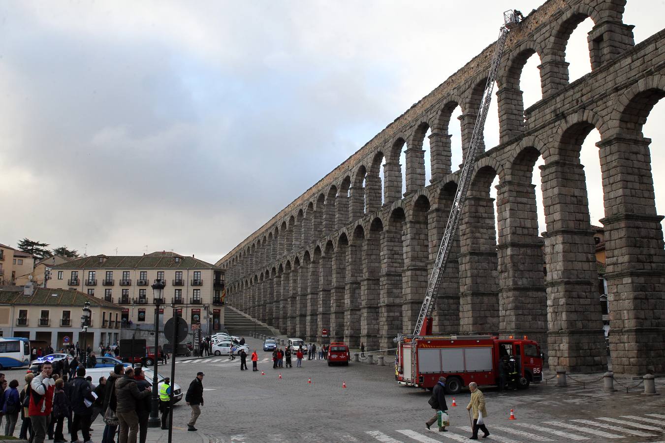 Los bomberos rescatan a un hombre de lo alto del Acueducto de Segovia