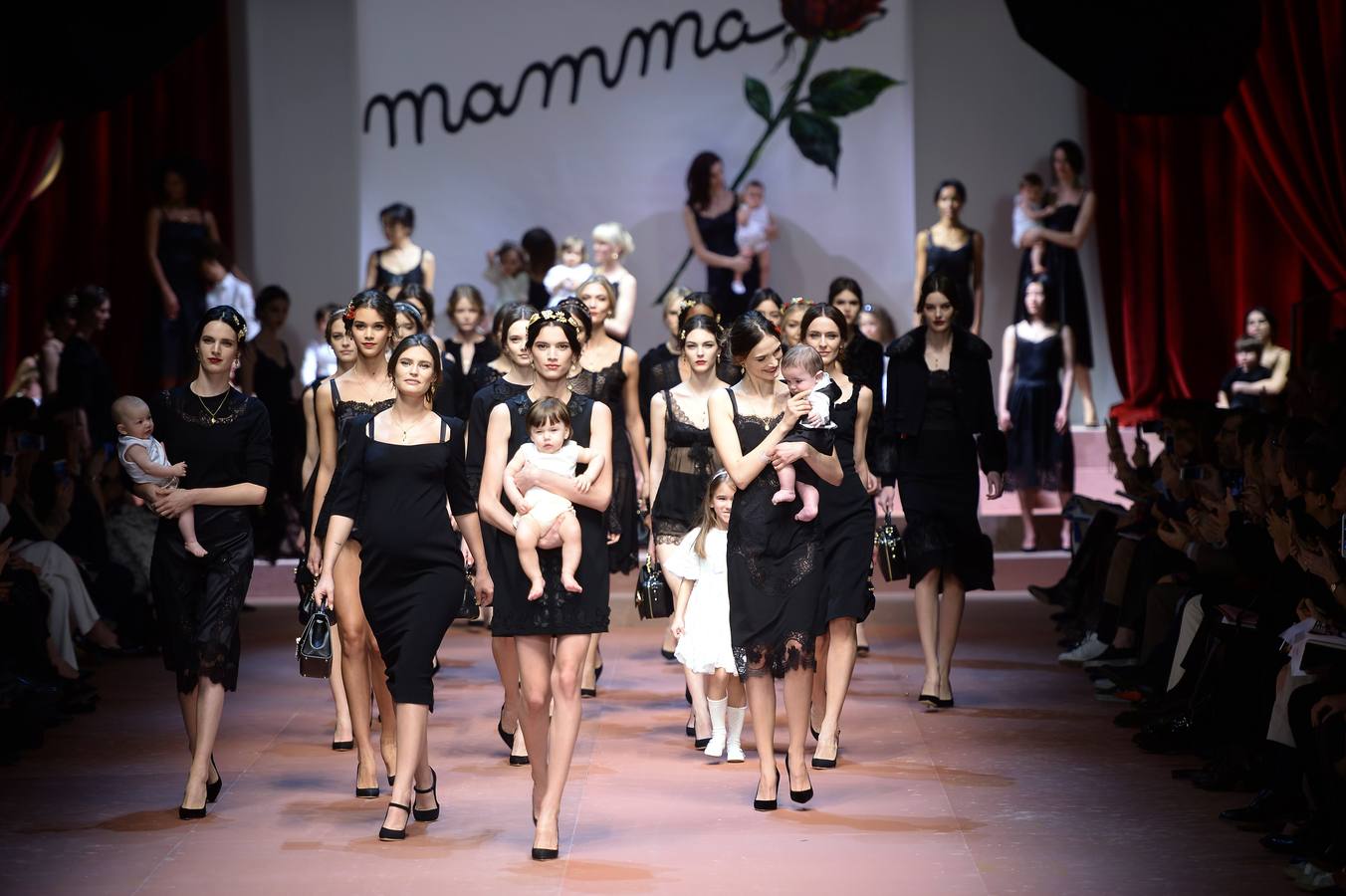 La &quot;mamma&quot; italiana inspira a Dolce &amp;amp; Gabbana