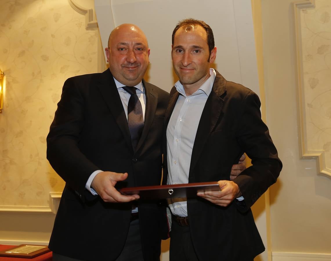 Javier Mínguez recibe el Premio Conde Ansúrez de la Asociación Provincial de Empresarios de Hostelería de Valladolid