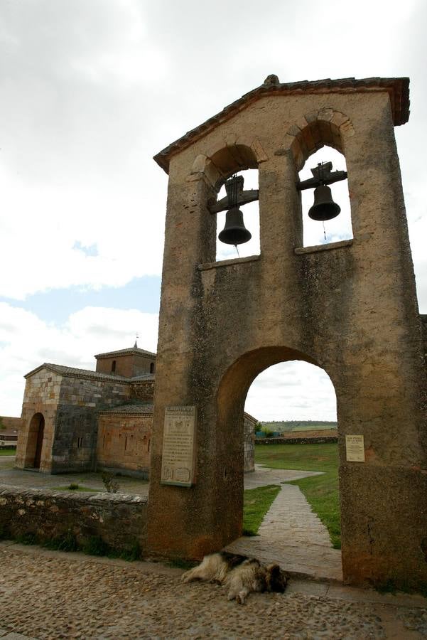 Vista exterior de la iglesia de San Pedro de la Nave.