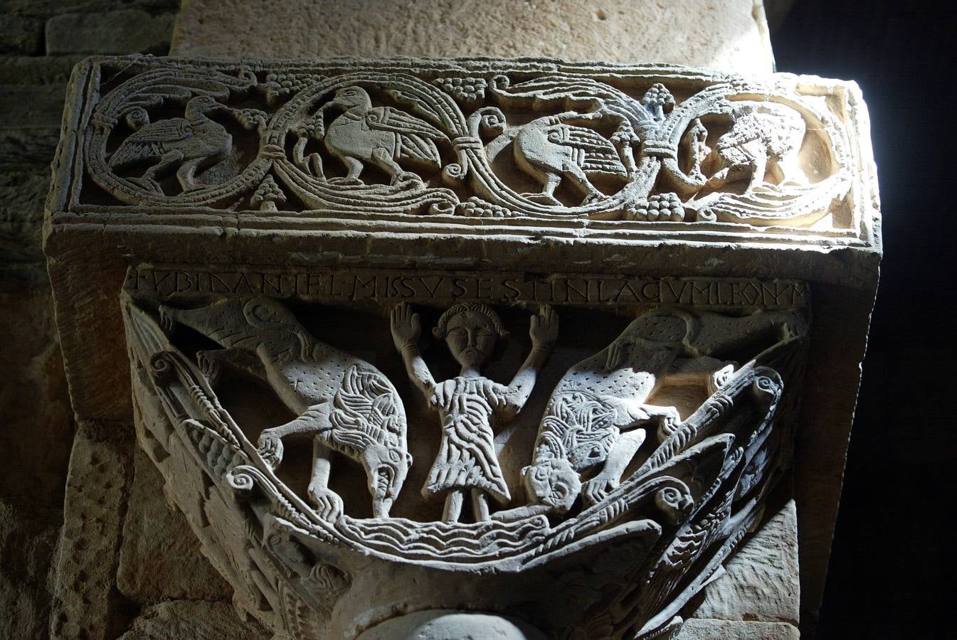 Detalle del capitel occidental norte de la iglesia de San Pedro de la Nave (Zamora), que muestra la escena bíblica de 'Daniel en el foso de los leones'.