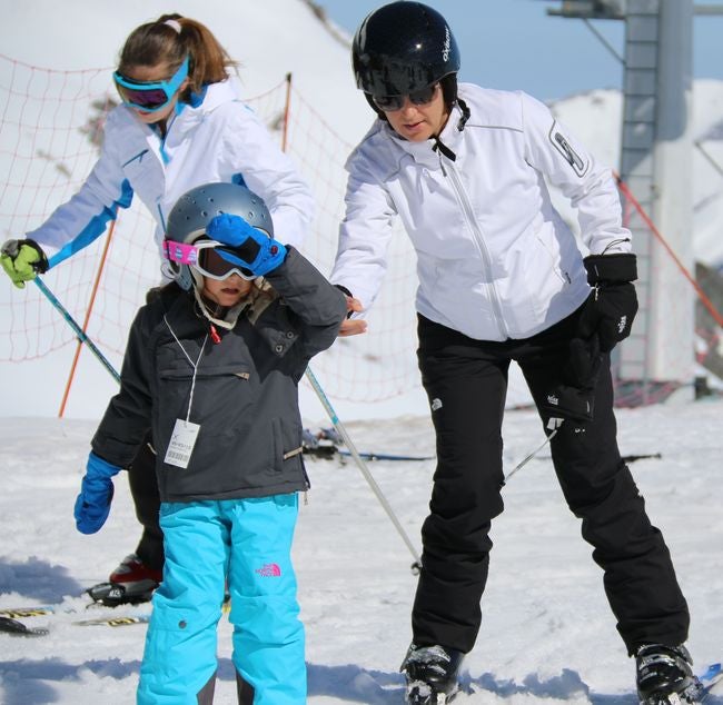 Jornada de esquí en la estación de San Isidro (León)