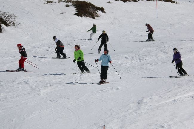 Jornada de esquí en la estación de San Isidro (León)