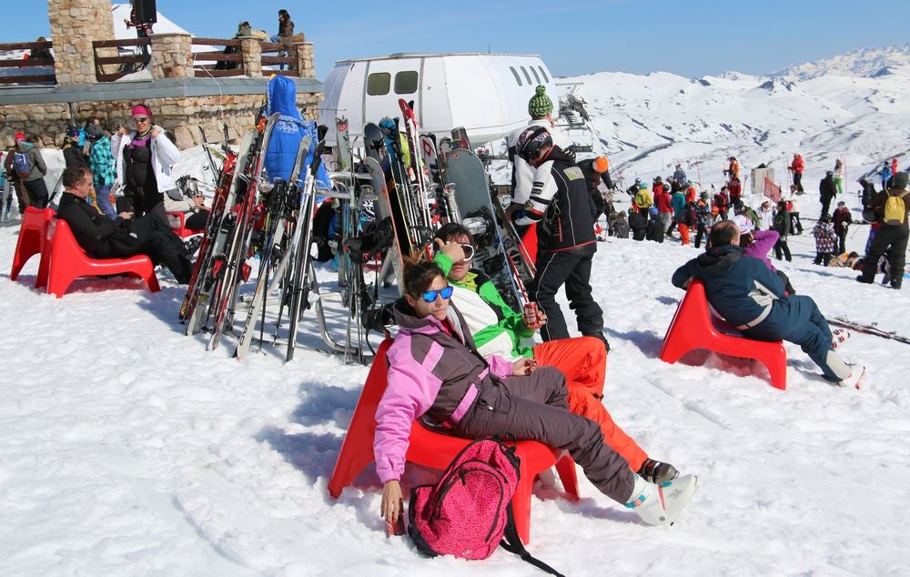 Jornada de esquí en la estación de San Isidro (León)