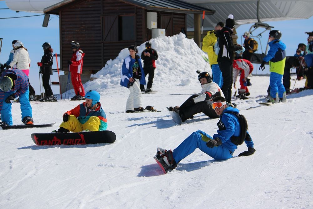 Jornada de esquí en la estación de San Isidro (León)