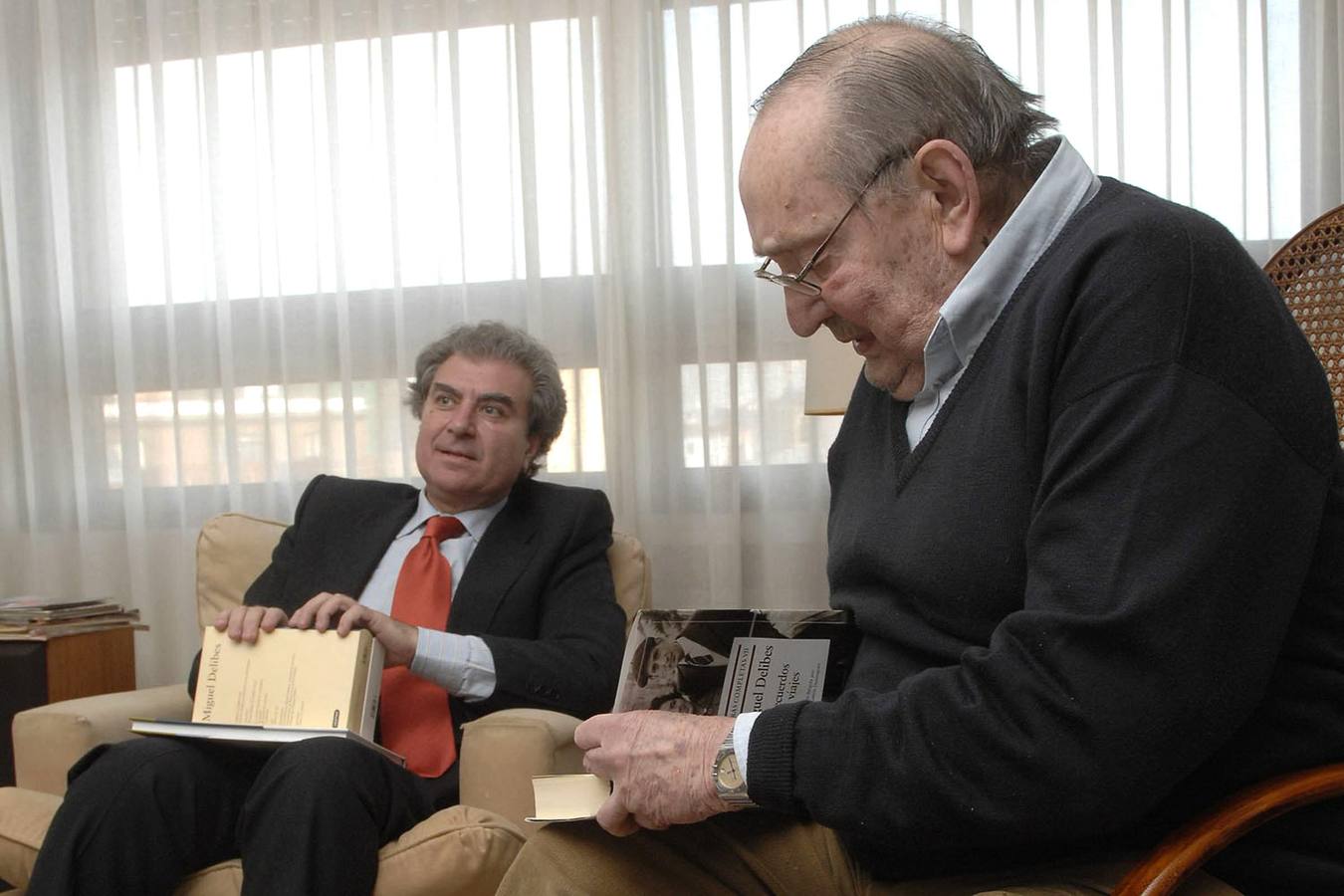 16.10.2007 El ministro de Cultura, César Antonio Molina conversa con el escritor Miguel Delibes, durante la visita que le ha hecho en su domicilio momentos antes de inaugurar el congreso internacional que durante tres días analiza en Valladolid la dimensión universal de la obra del escritor.