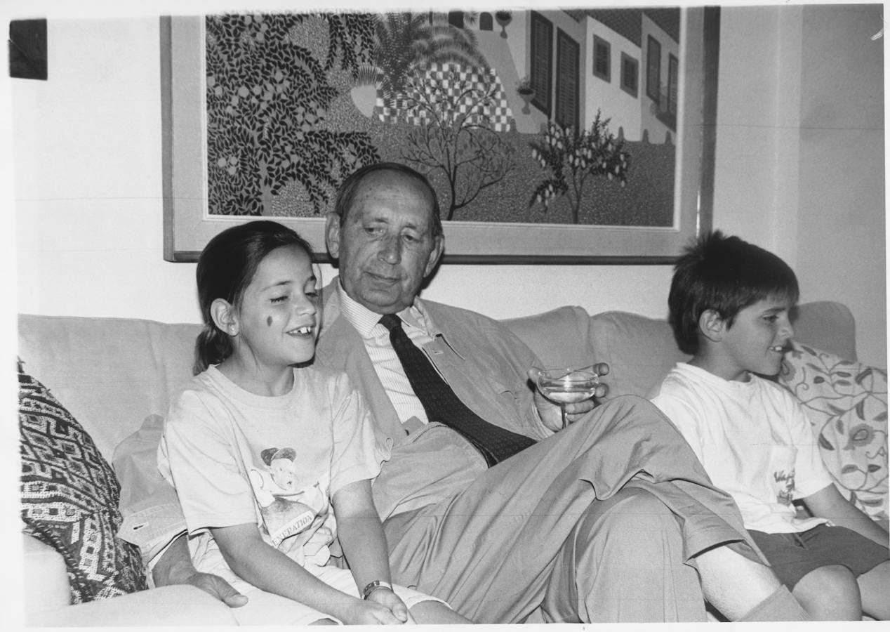 29.05.1991. El escritor vallisoletano Miguel Delibes recibió en su casa la noticia de que ha sido galardonado con el Premio Nacional de las Letras. En la foto, aparece rodeado de algunos de sus nietos.