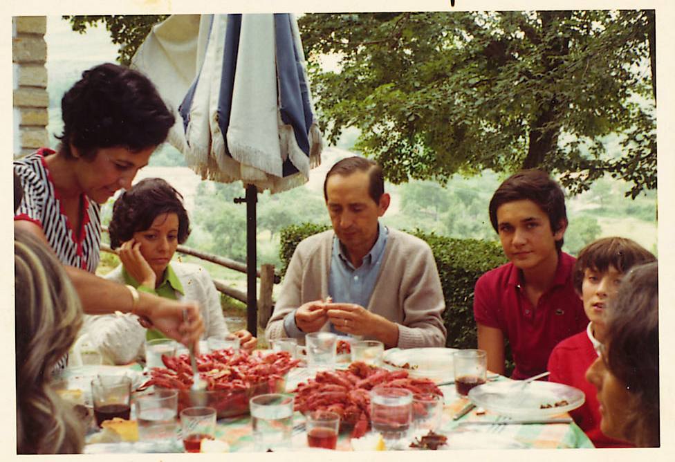 Miguel Delibes comparte una cangrejada con su familia.