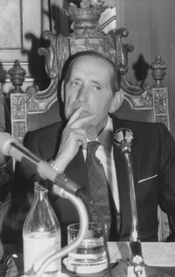 1986. El escritor Miguel Delibes durante el homenaje que se le ha rendido hoy en el Ayuntamiento de Valladolid donde se la nombrado hijo predilecto de la ciudad.