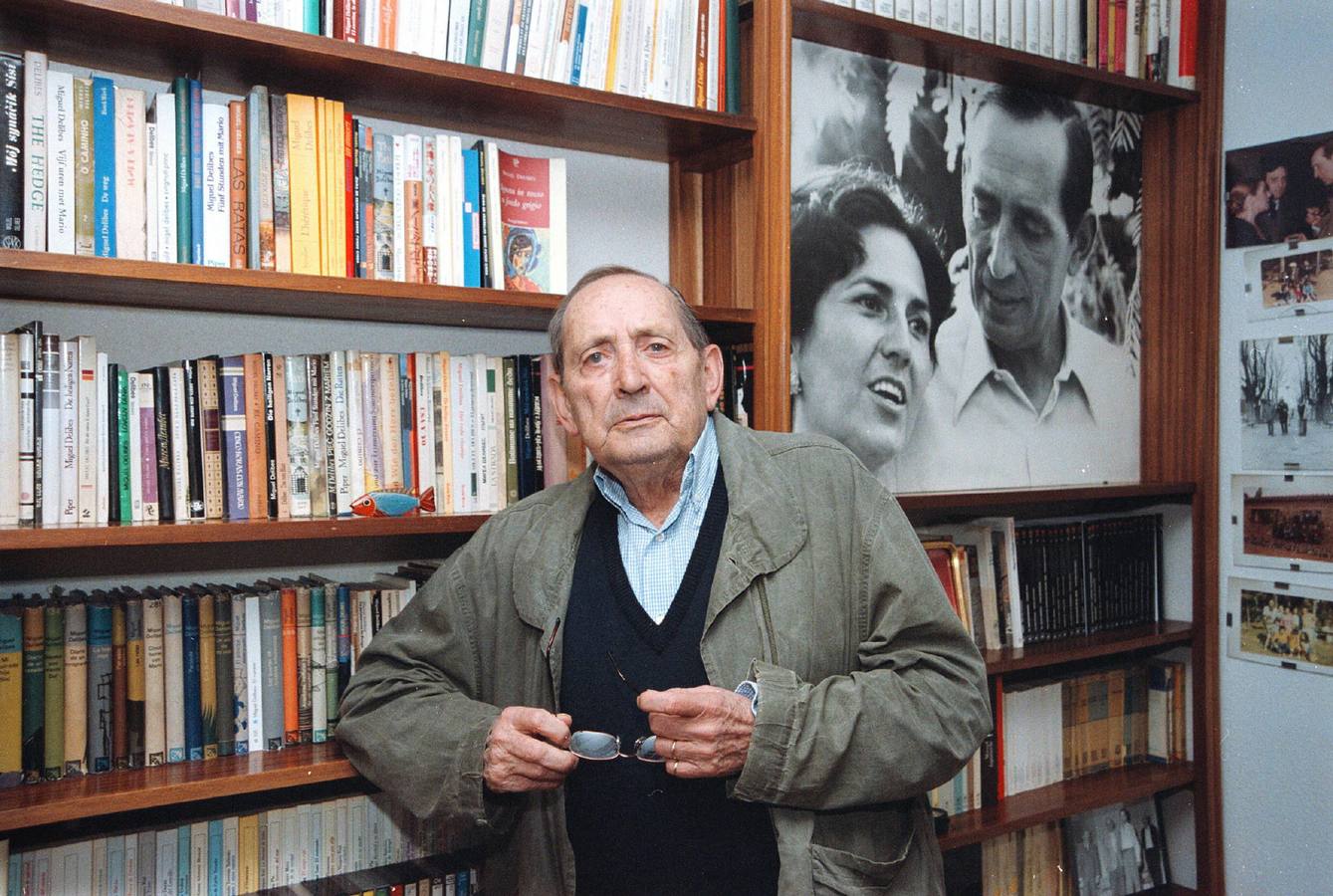 15.10.2000. El escritor Miguel Delibes posa en su domicilio, con motivo de su 80 cumpleaños.