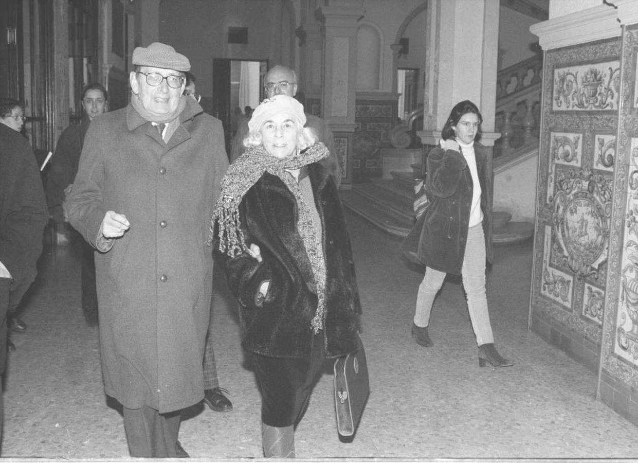 09.12.0997. Miguel Delibes acompaña a Carmen Martín Gaite, escritora que participó en el Aula de Cultura de El Norte de Castilla.