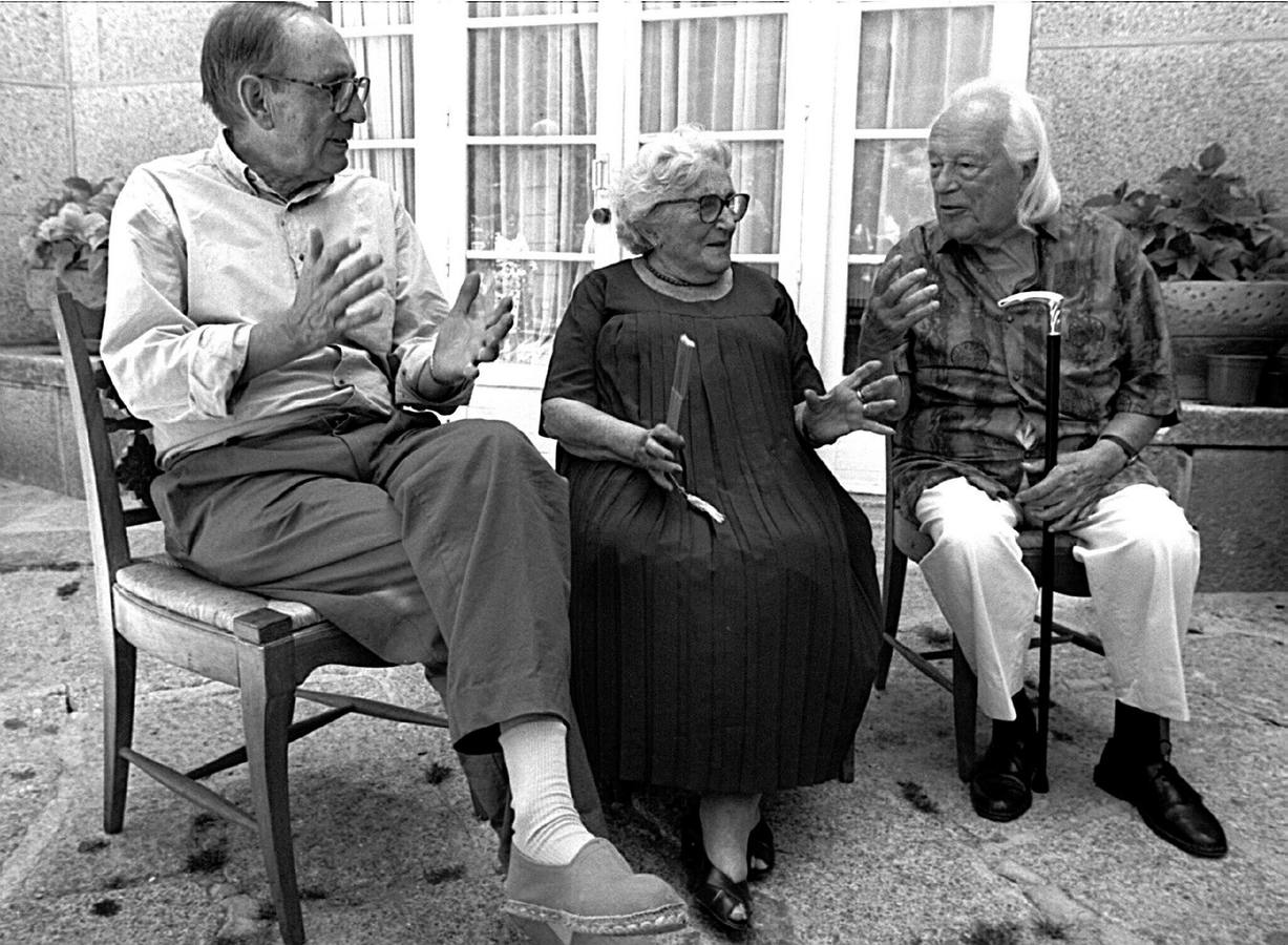 16.07.1991. Miguel Delibes, Rosa Chacel y Rafael Alberti, charlando durante un descanso de los cursos de veranon de la U. Complutense en El Escorial.