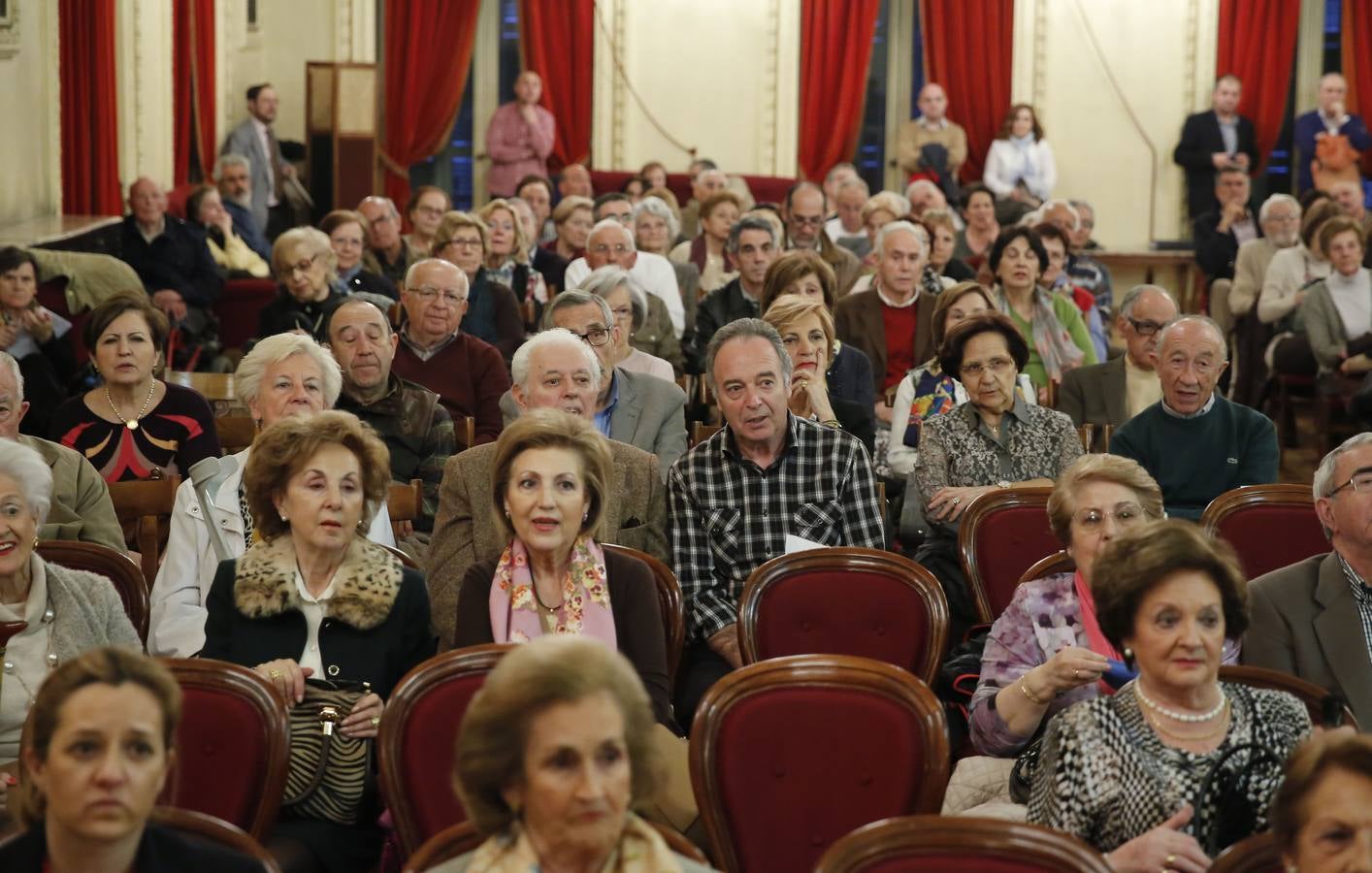 El escritor Leopoldo Abadía en el Aula de Cultura de El Norte de Castilla