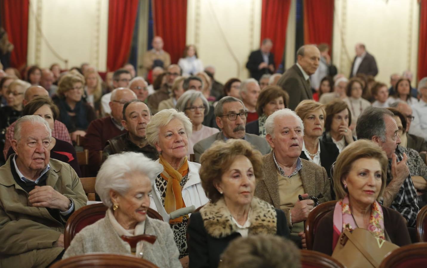 El escritor Leopoldo Abadía en el Aula de Cultura de El Norte de Castilla