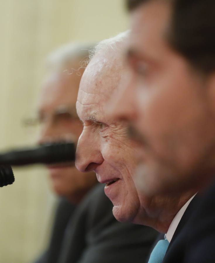 El escritor Leopoldo Abadía en el Aula de Cultura de El Norte de Castilla