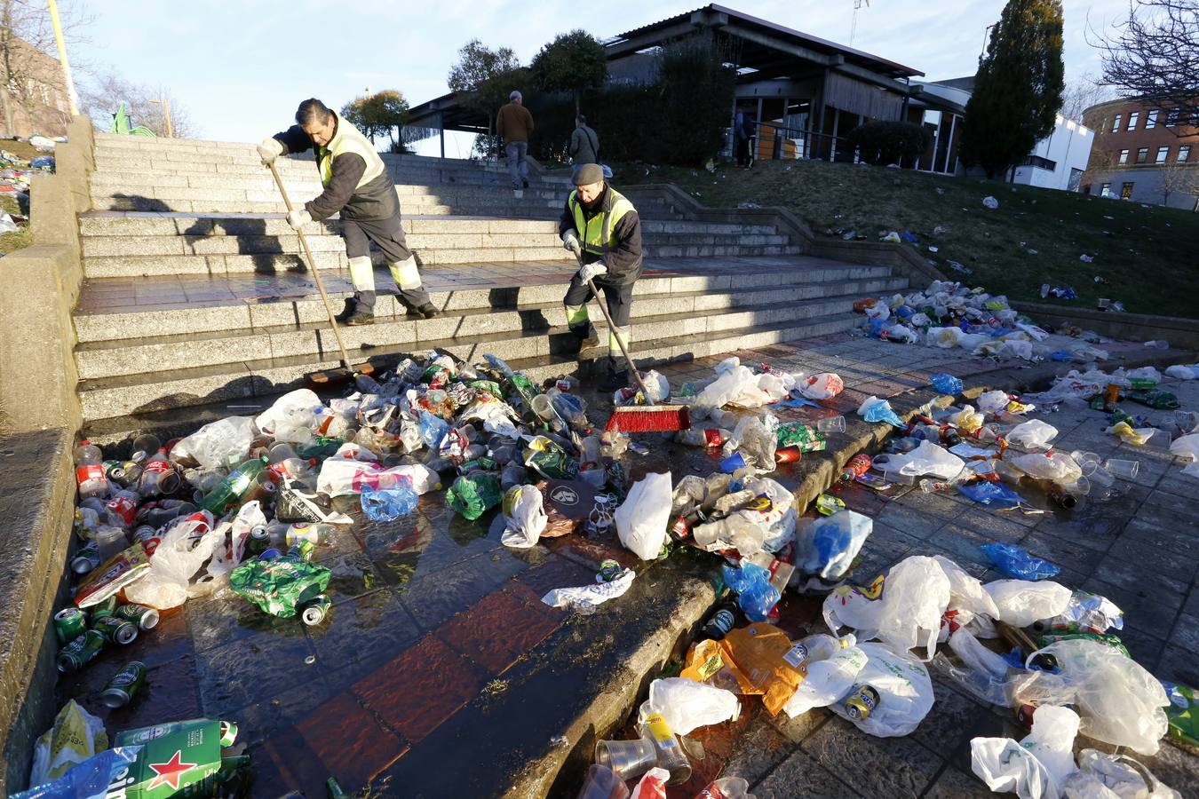 Restos del macrobotellón celebrado en el Campus de Vegazana de León