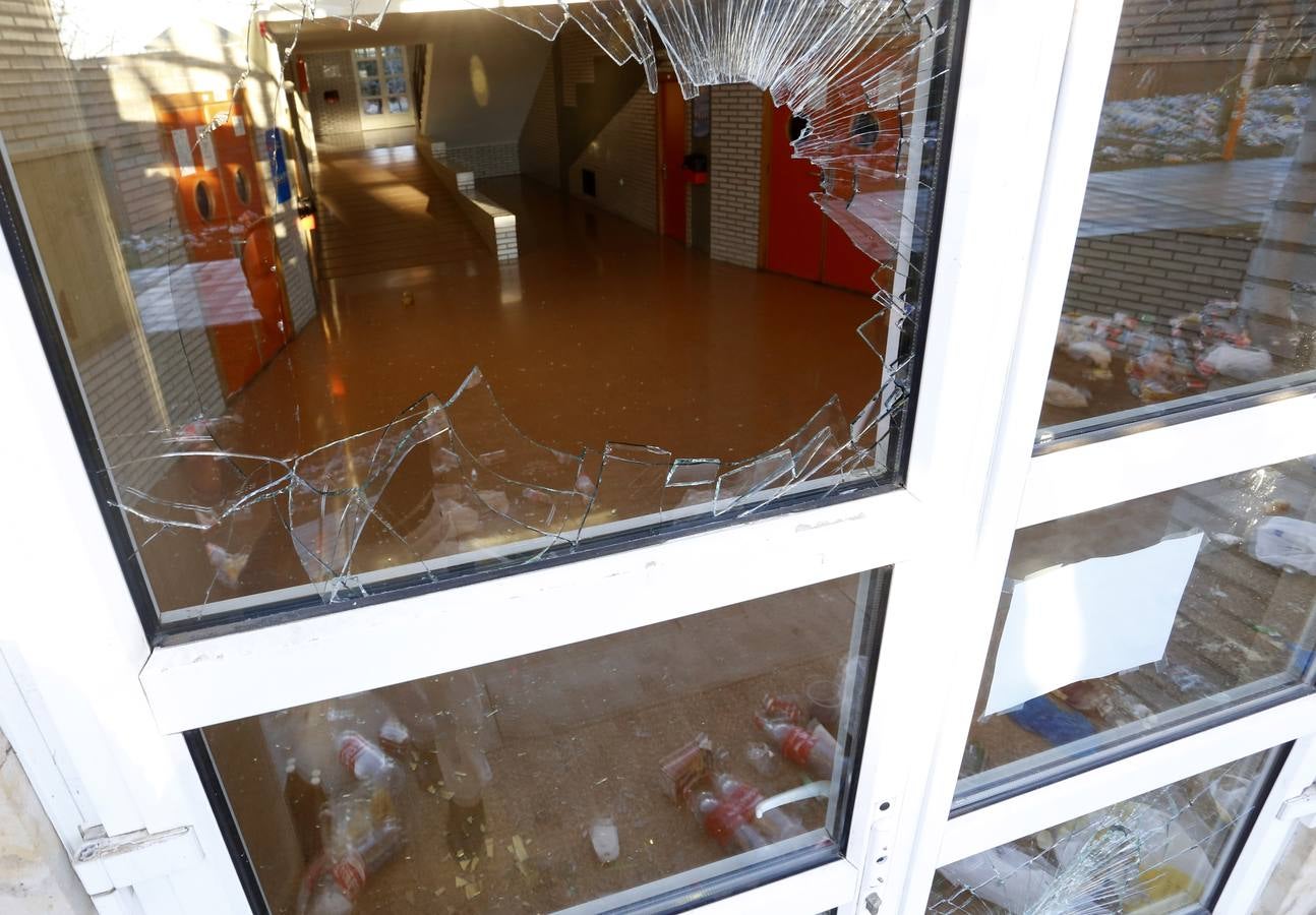 Restos del macrobotellón celebrado en el Campus de Vegazana de León