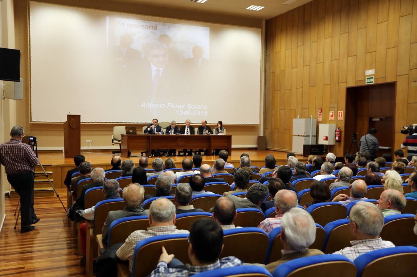 Homenaje póstumo al exdiputado del PSOE Antonio Pérez Solano