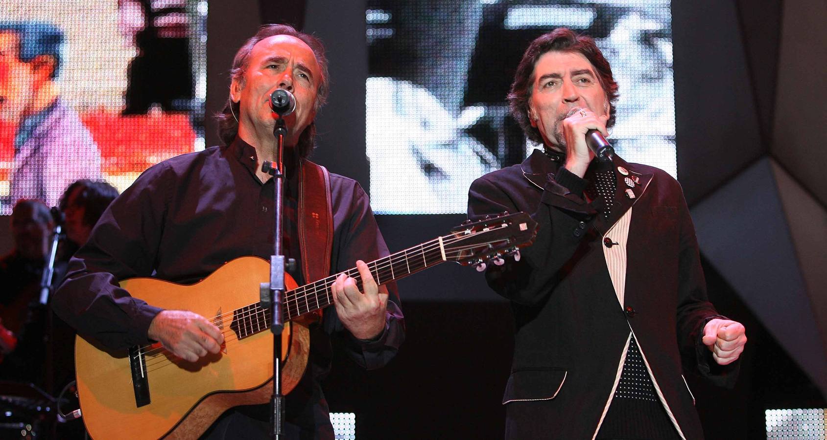 03.09.07  Sabina y Serrat, durante el concierto en la plaza de toros de Valladolid.