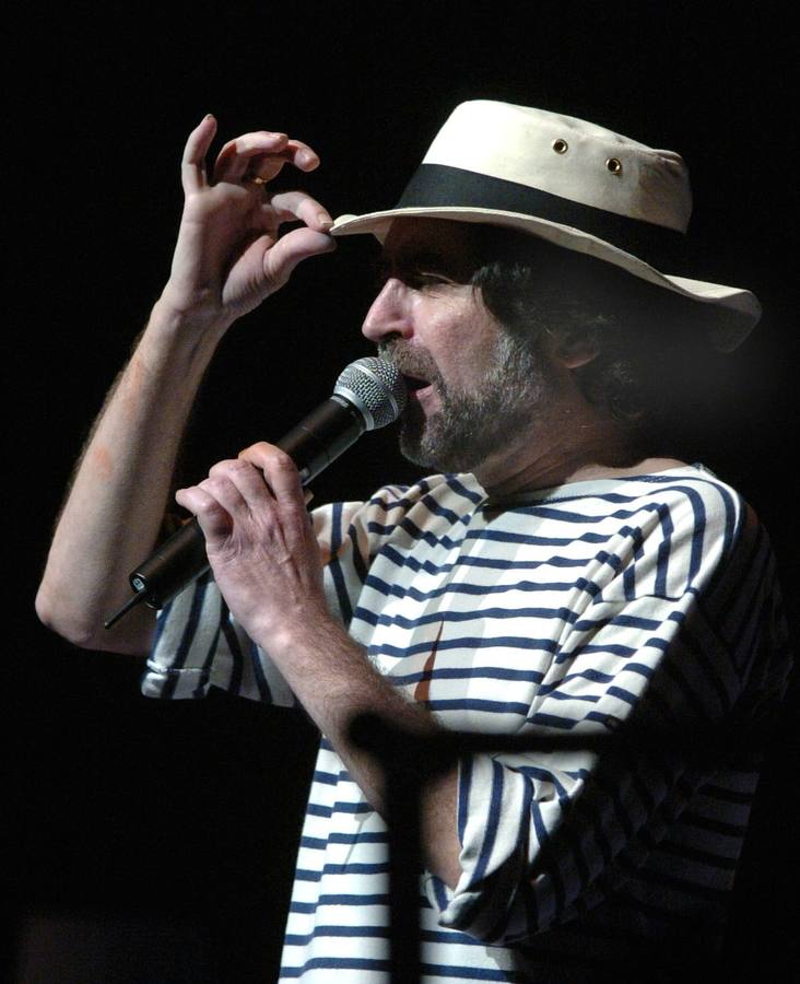 05.07.04 El cantante Joaquin Sabina, durante su actuación en el espectáculo, 'Neruda en el corazón' celebrado en el Palau Sant Jordi de Barcelona.