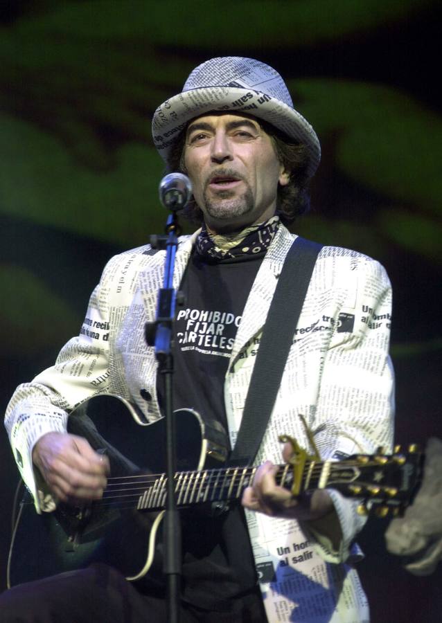 28.11.00 El cantautor Joaquín Sabina durante la interpretación de una de las canciones contenidas en su nuevo disco 'Nos sobran los motivos' que ha presentado esta noche en el Teatro Coliseum de Madrid.