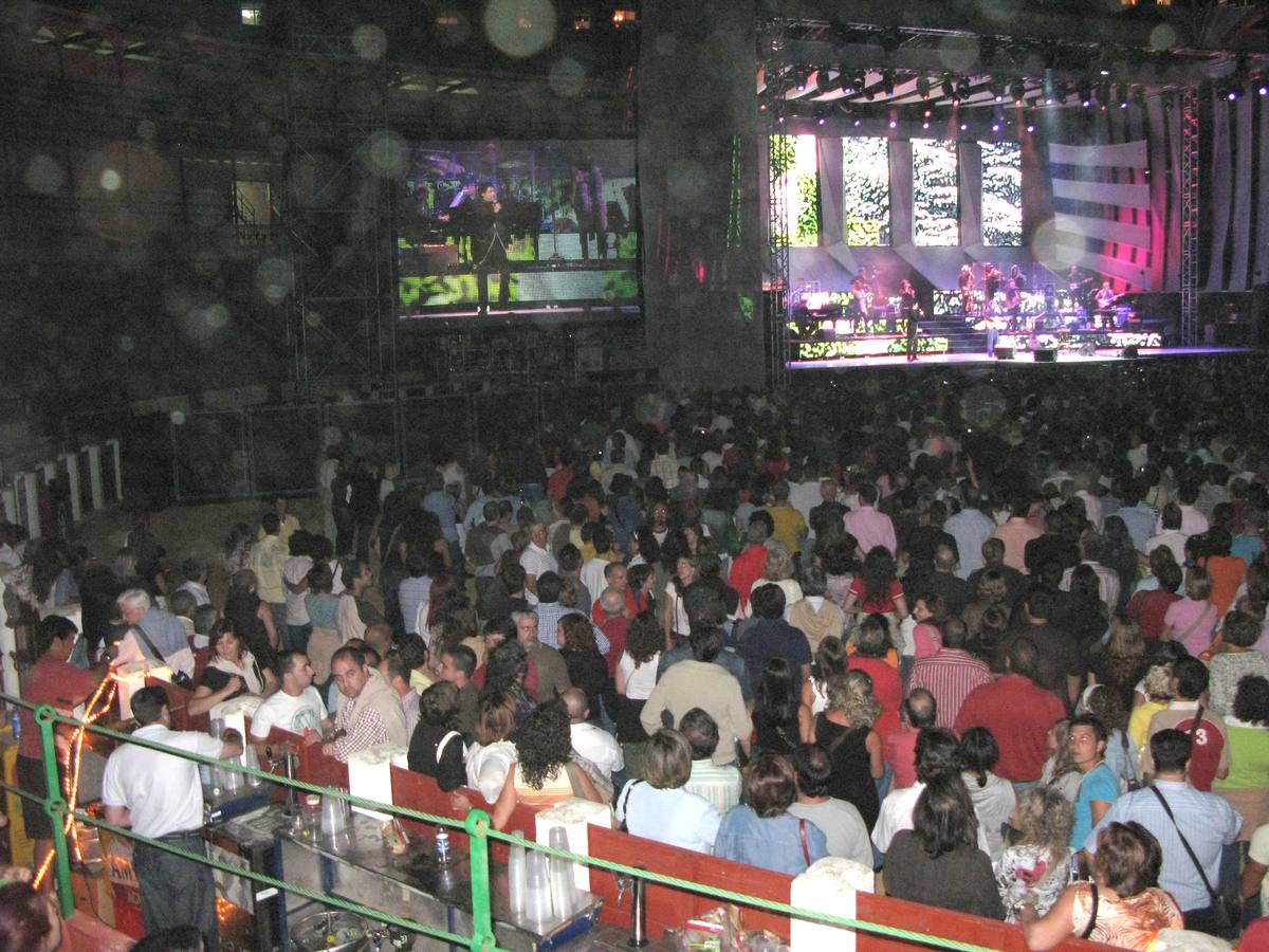 03.09.07 Asistentes al concierto de Joaquin Sabina y Joan Manuel Serrat, celebrado en la plaza de toros de Valladolid.